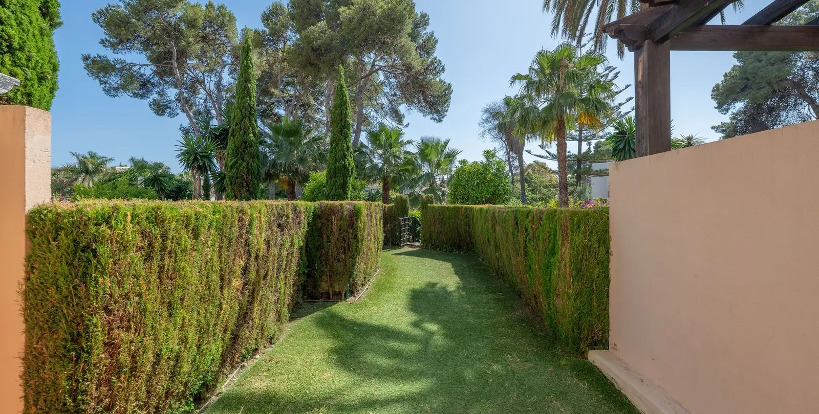 Venta de apartamento en planta baja en Puerto Banús 57