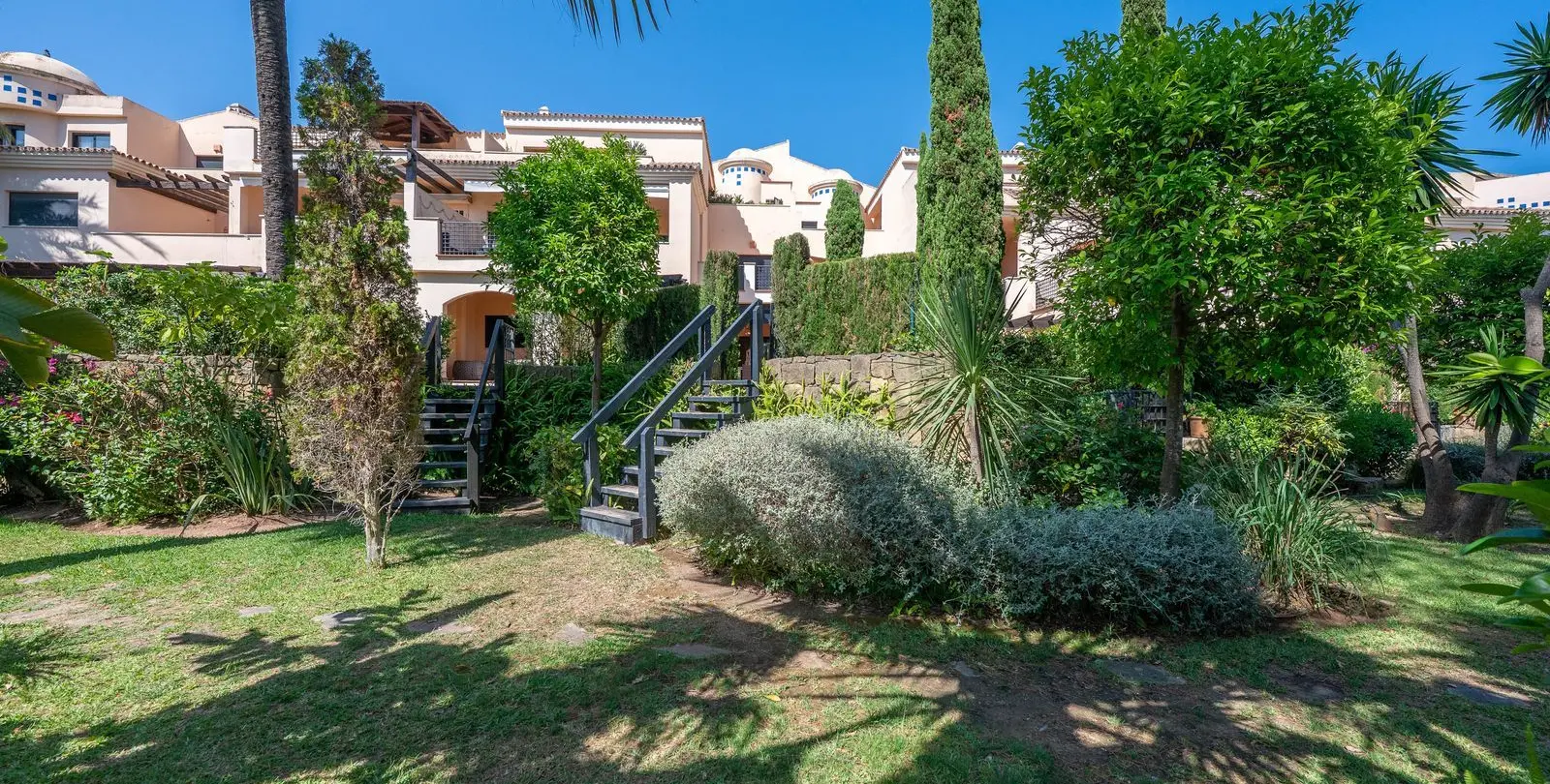 Venta de apartamento en planta baja en Puerto Banús 61