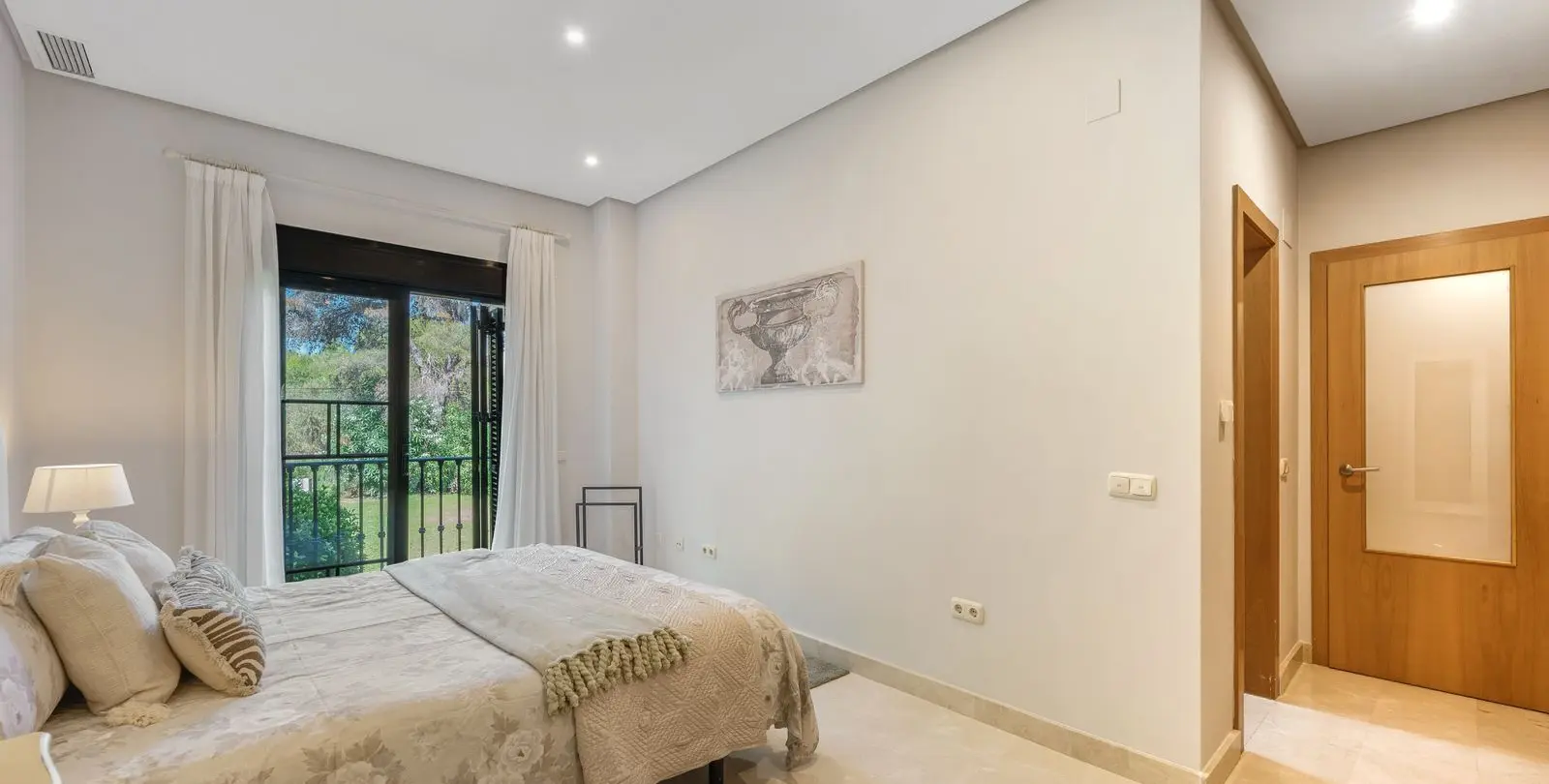 Venta de apartamento en planta baja en Puerto Banús 31