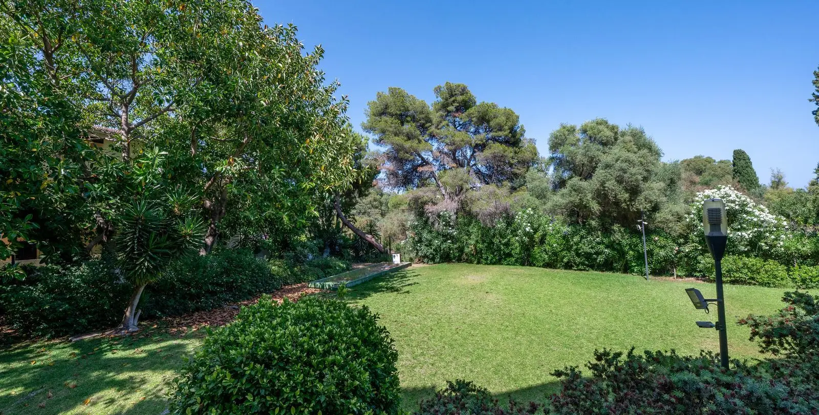 Venta de apartamento en planta baja en Puerto Banús 33