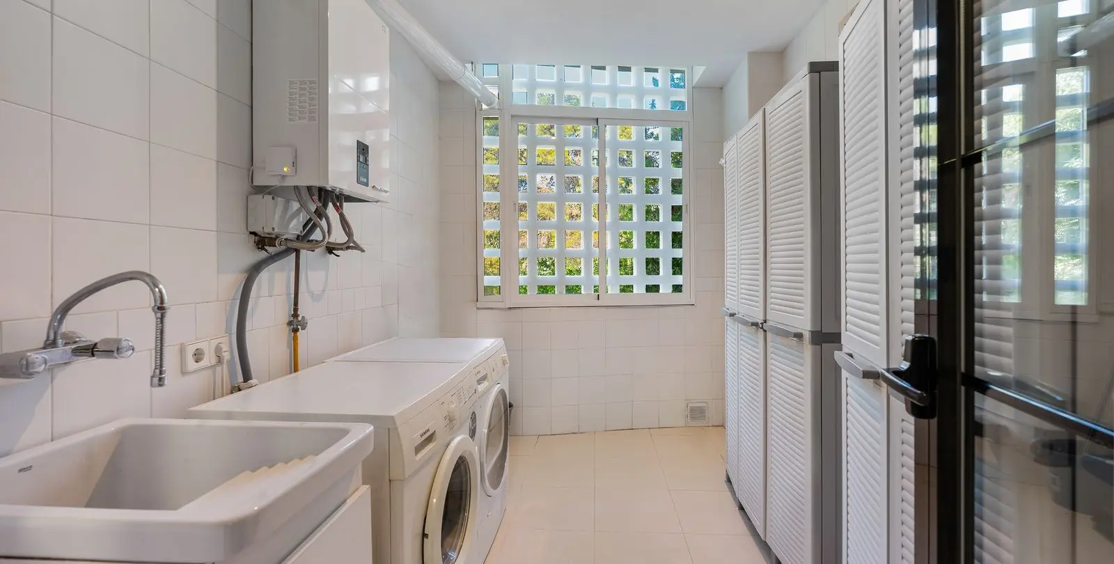 Venta de apartamento en planta baja en Puerto Banús 46