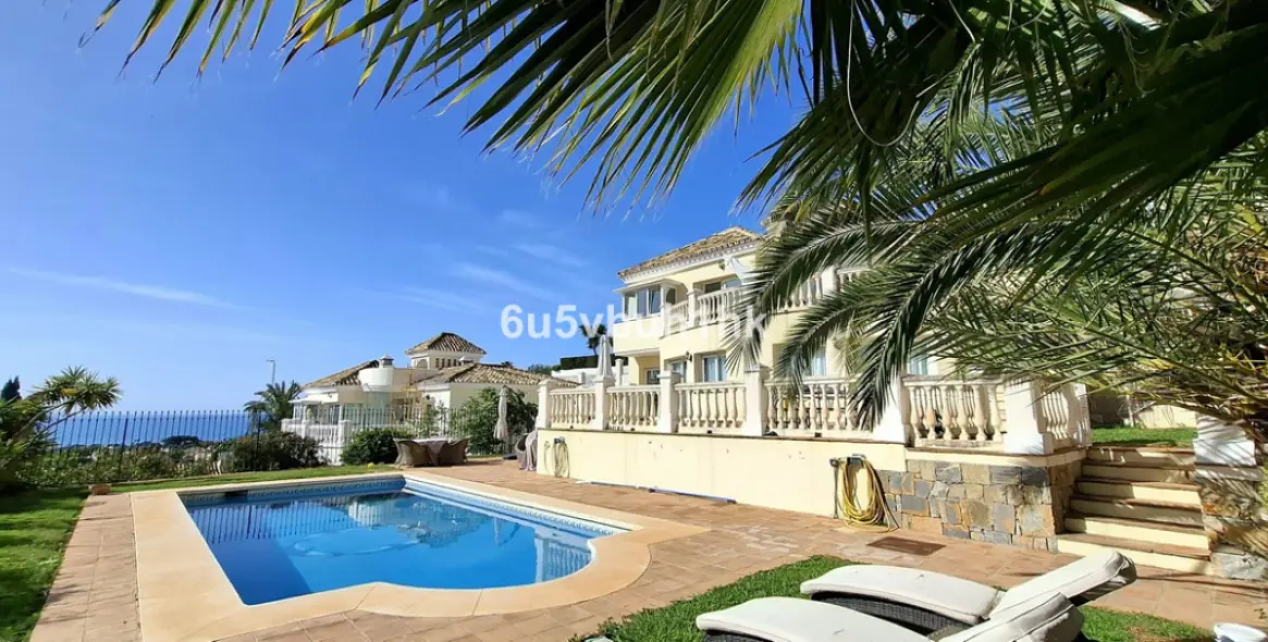 Продажа  отдельно стоящей виллы в Calahonda 1