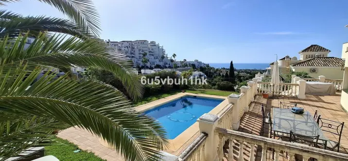 Продажа  отдельно стоящей виллы в Calahonda 1