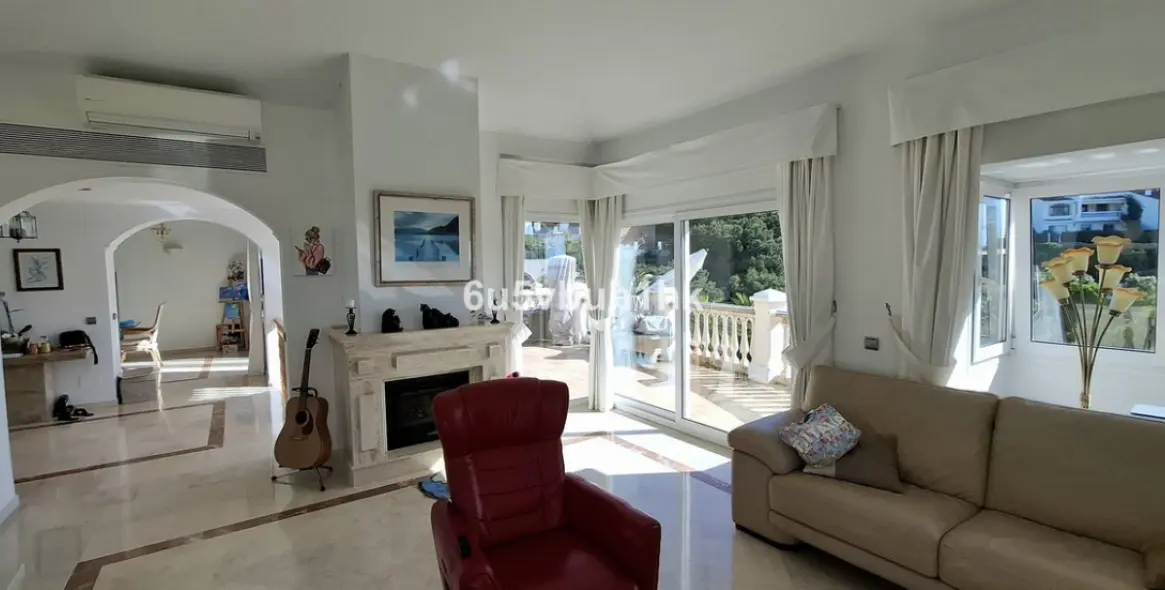 Продажа  отдельно стоящей виллы в Calahonda 4