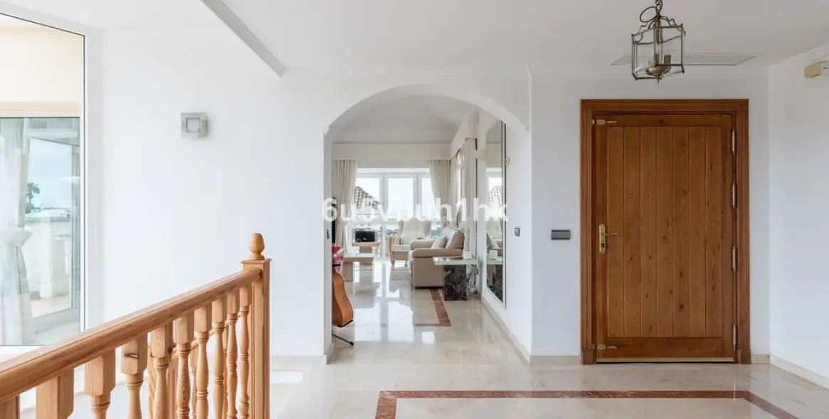 Продажа  отдельно стоящей виллы в Calahonda 6