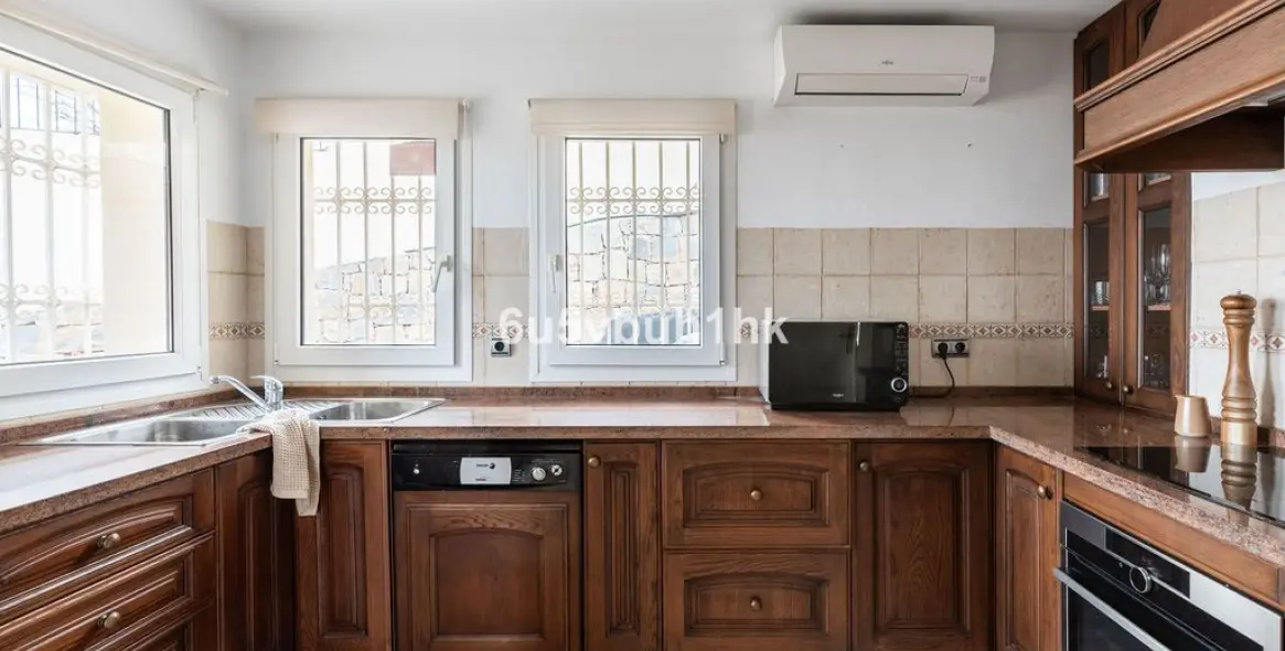 Продажа  отдельно стоящей виллы в Calahonda 9