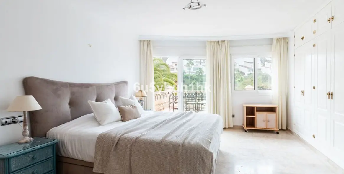 Продажа  отдельно стоящей виллы в Calahonda 10