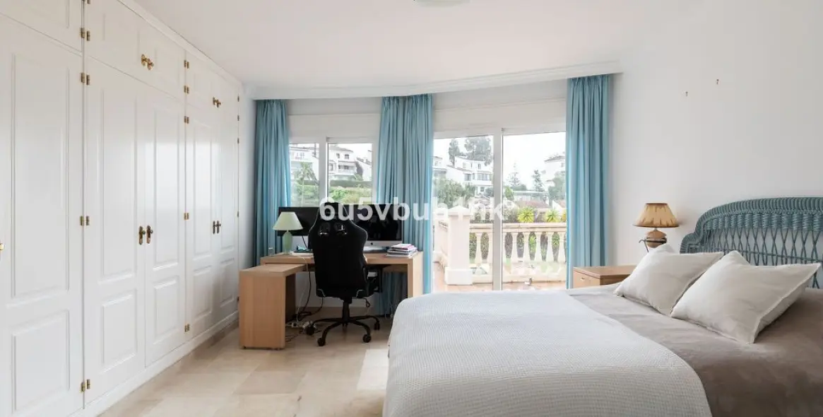 Продажа  отдельно стоящей виллы в Calahonda 11