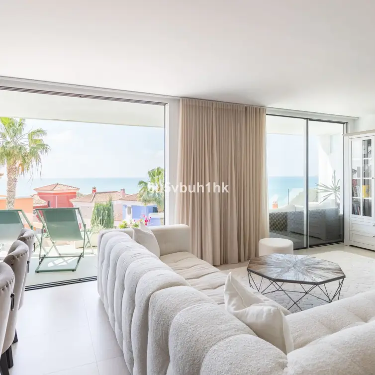 Sale of middle floor apartment in Torrequebrada