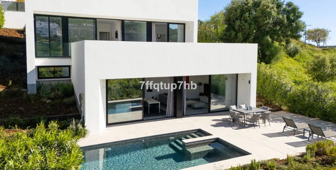 Sale of detached villa in Estepona 1