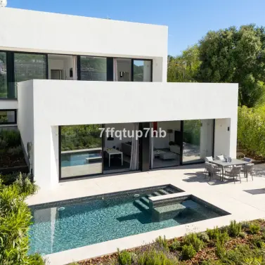 Sale of detached villa in Estepona