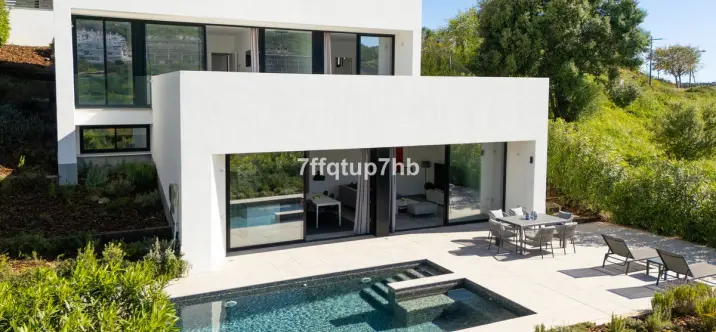 Sale of detached villa in Estepona 0