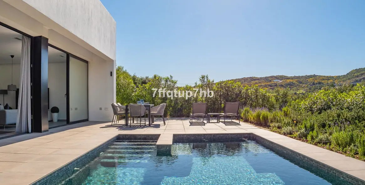 Sale of detached villa in Estepona 2