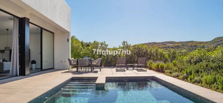 Sale of detached villa in Estepona 1