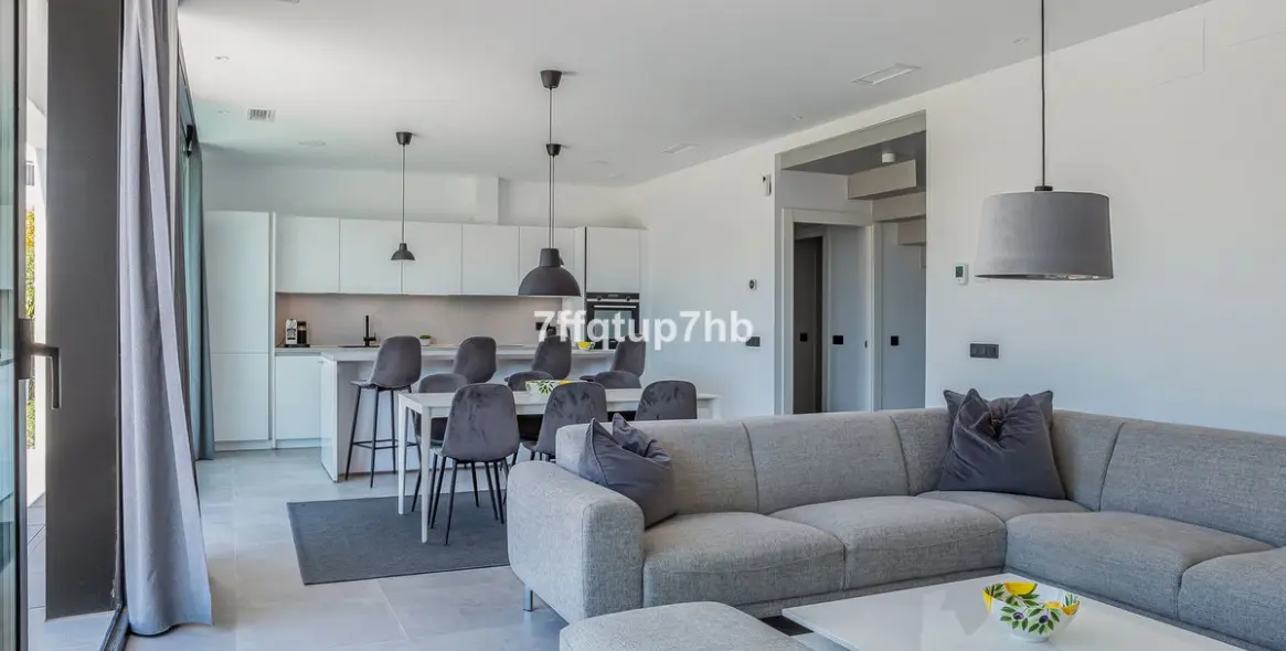 Sale of detached villa in Estepona 3