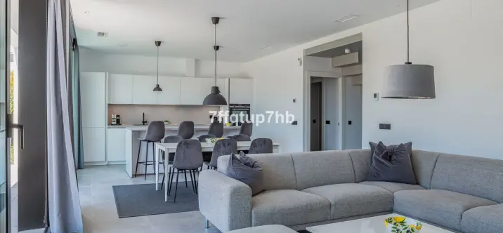 Sale of detached villa in Estepona 2