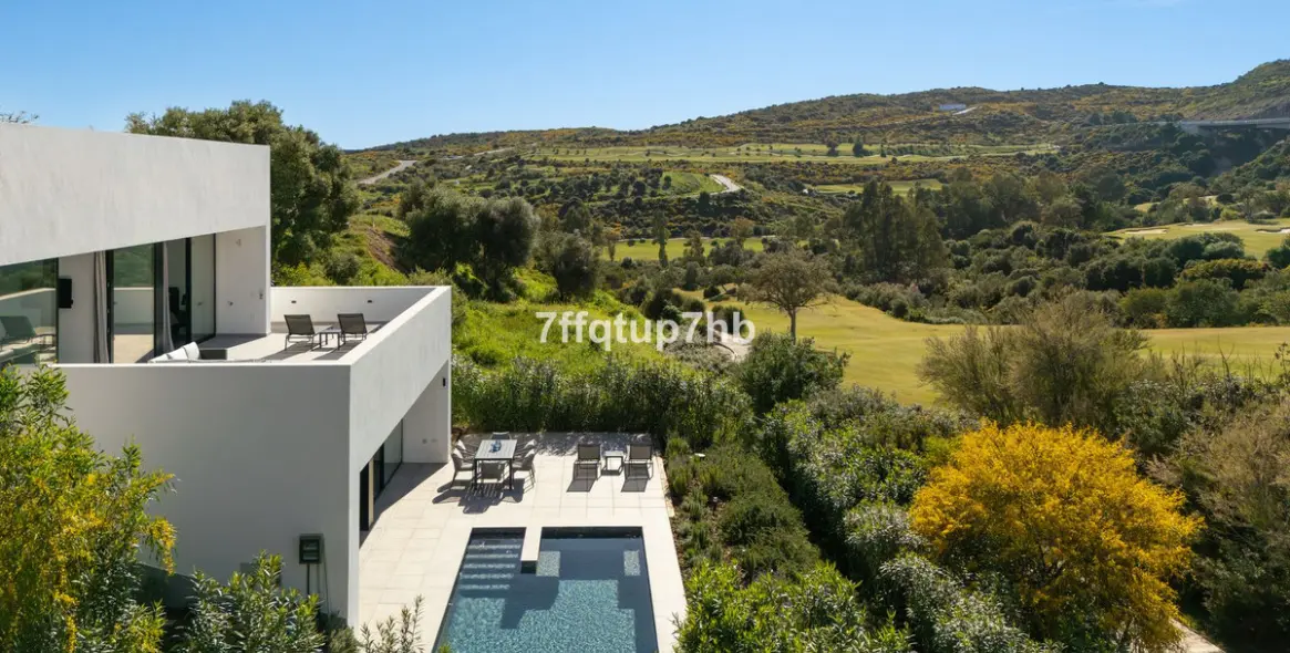 Sale of detached villa in Estepona 8