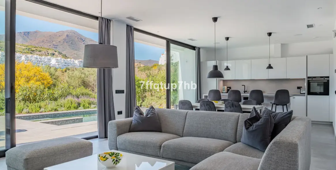 Sale of detached villa in Estepona 9