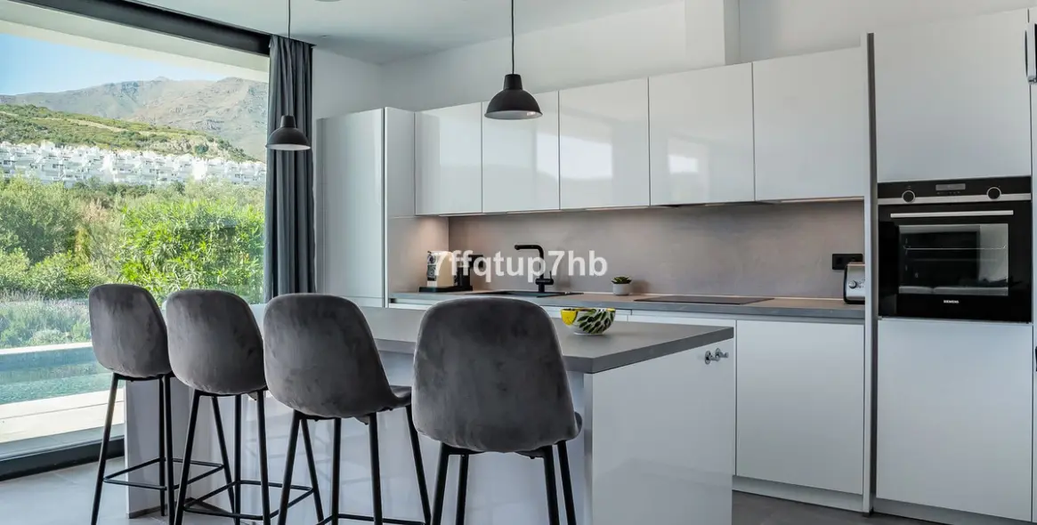 Sale of detached villa in Estepona 11