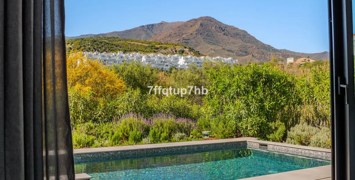 Sale of detached villa in Estepona 13