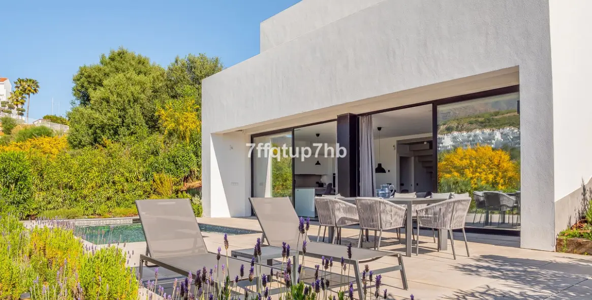 Sale of detached villa in Estepona 14