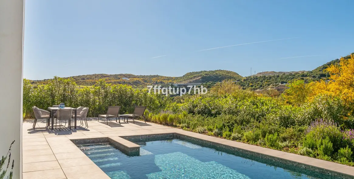 Sale of detached villa in Estepona 15