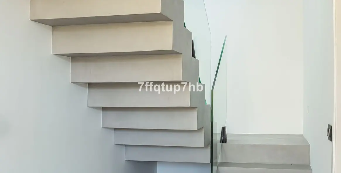 Sale of detached villa in Estepona 17