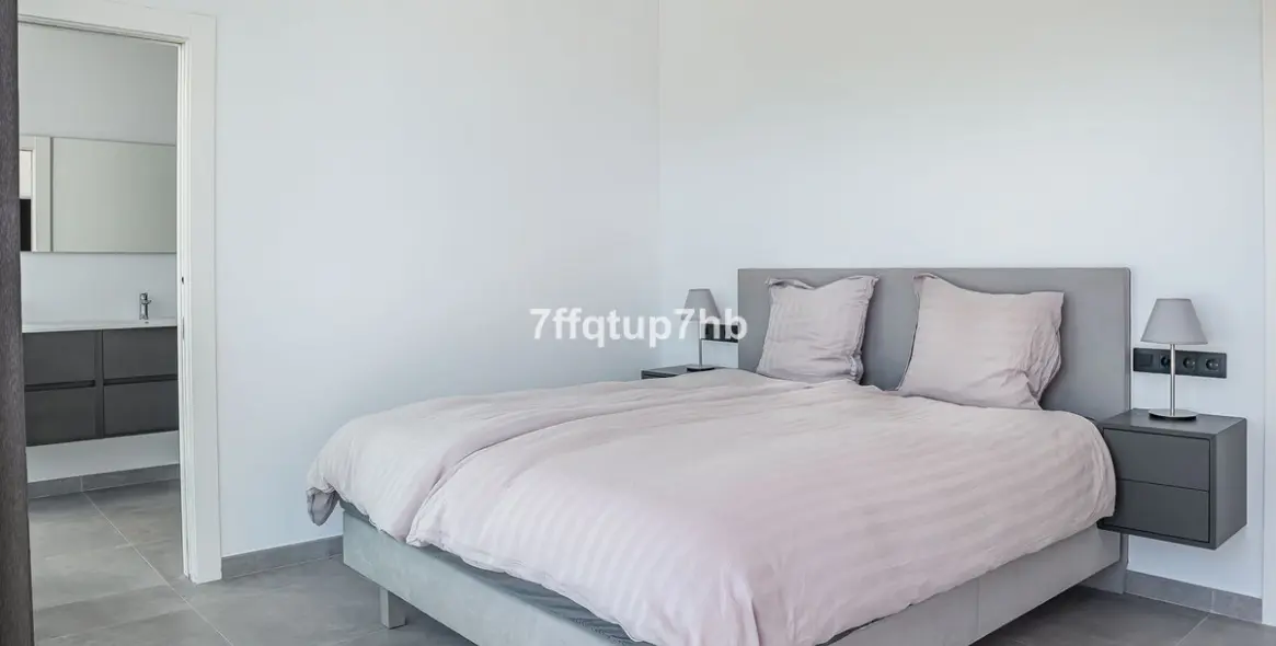 Sale of detached villa in Estepona 18