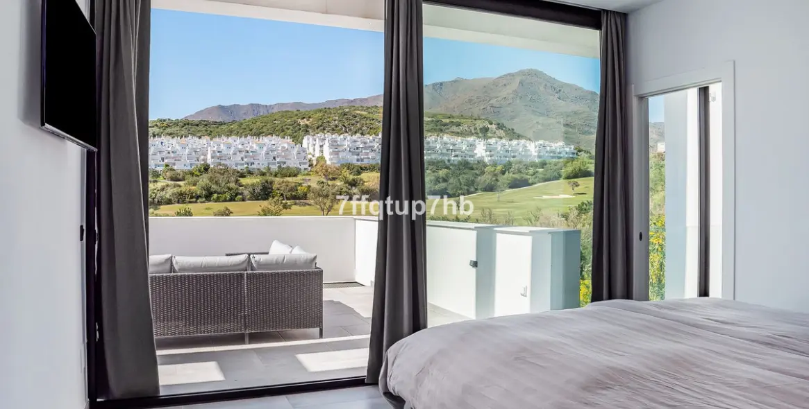 Sale of detached villa in Estepona 19