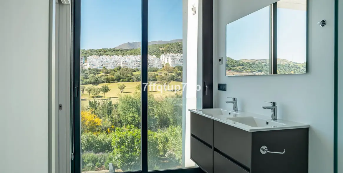 Sale of detached villa in Estepona 20