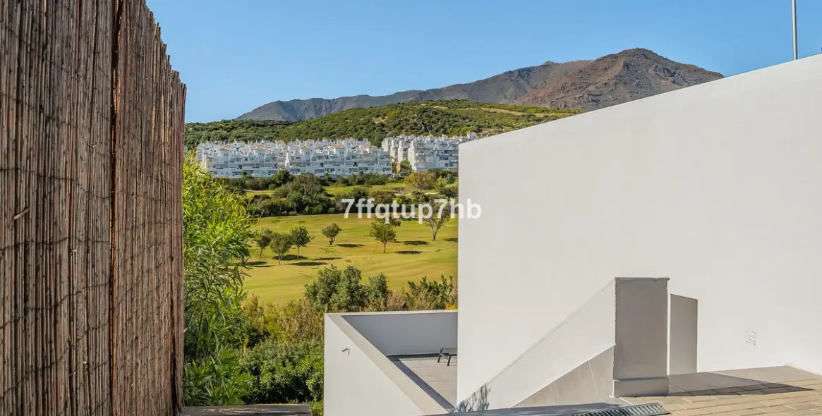 Sale of detached villa in Estepona 43