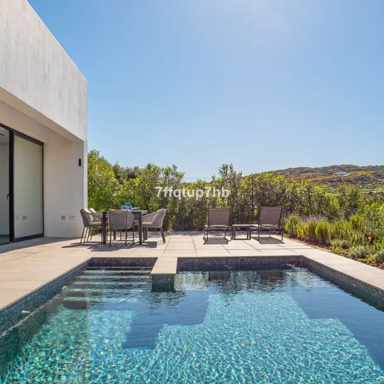Sale of detached villa in Estepona