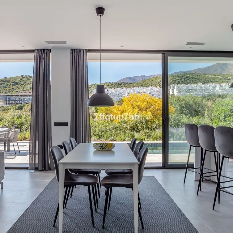 Sale of detached villa in Estepona