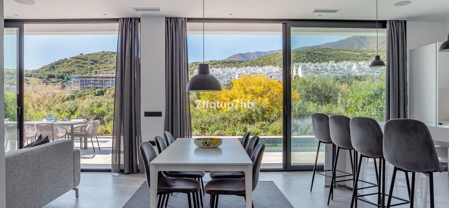Sale of detached villa in Estepona 4