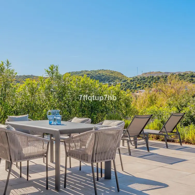 Sale of detached villa in Estepona