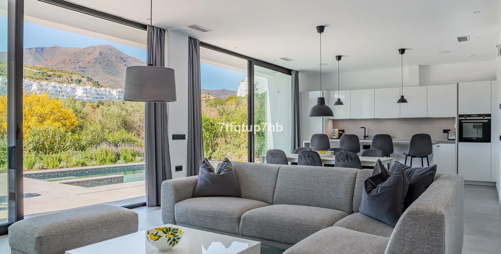 Sale of detached villa in Estepona 9