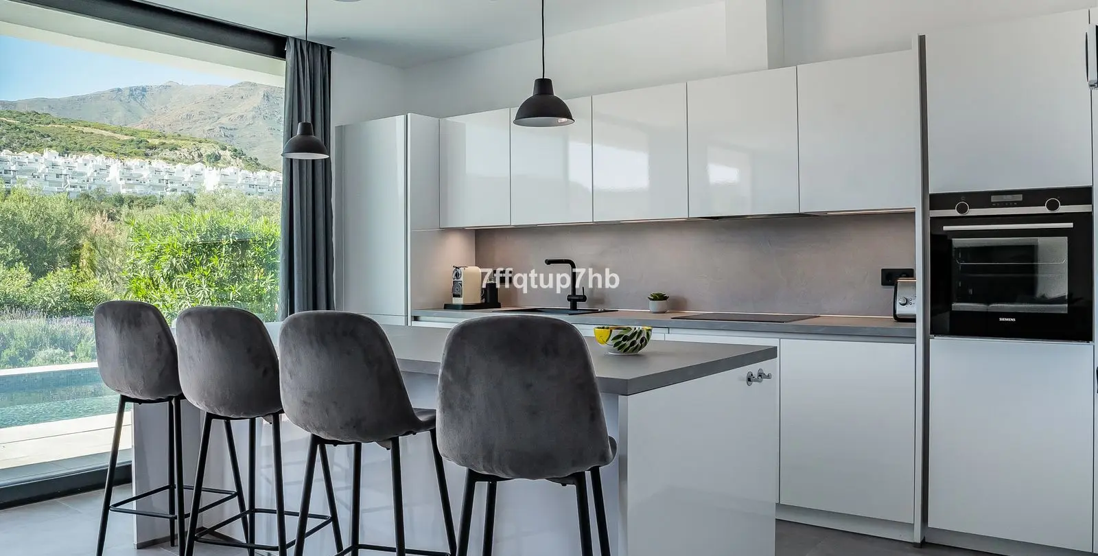 Sale of detached villa in Estepona 11