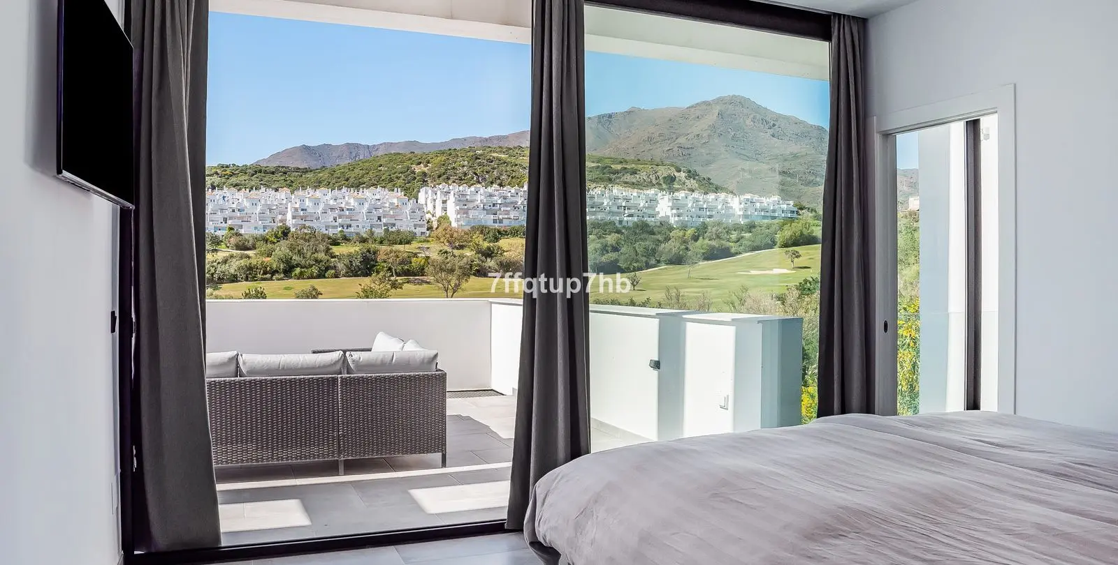 Sale of detached villa in Estepona 19