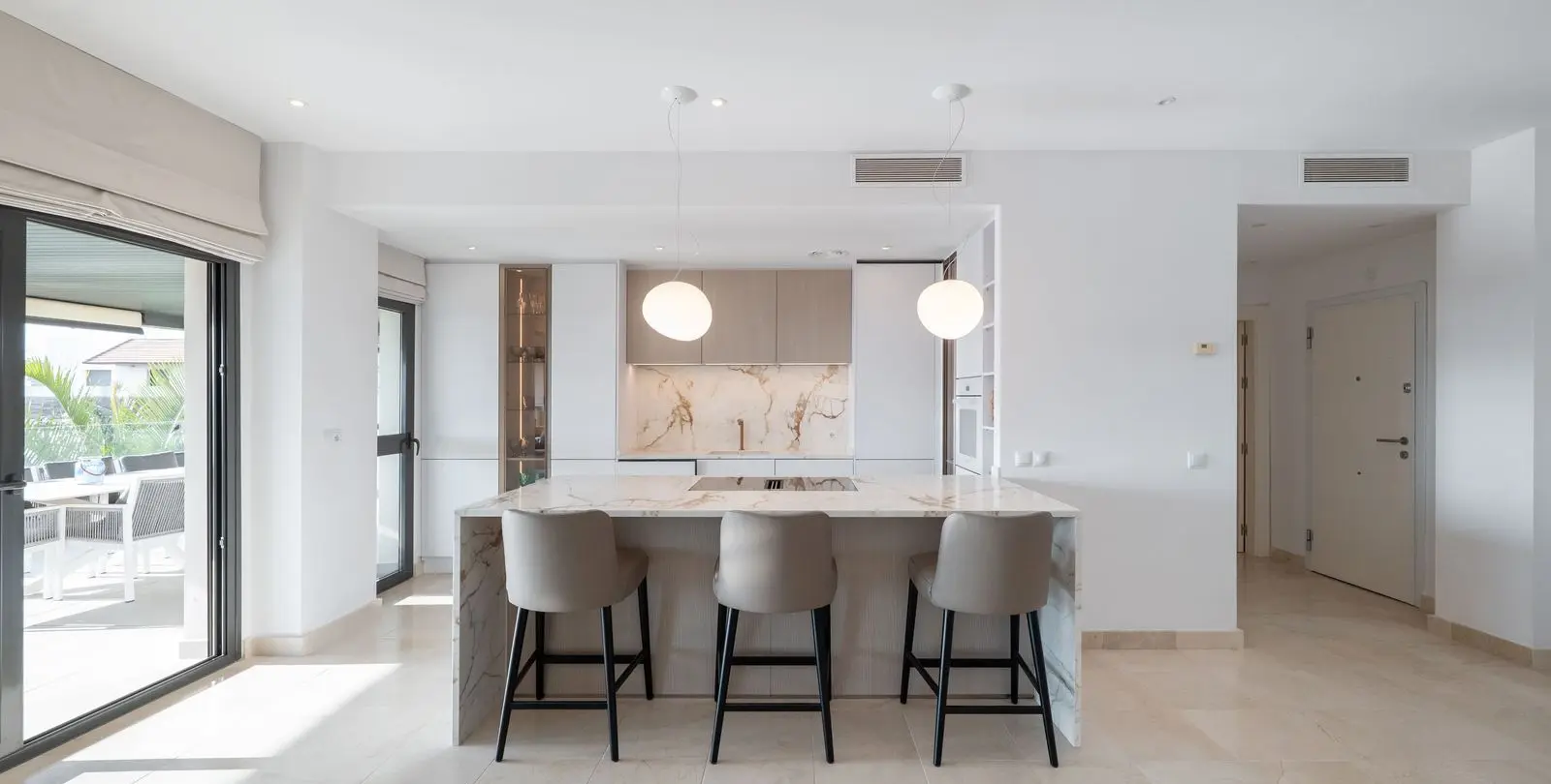 Venta de apartamento en planta media en Los Flamingos 1