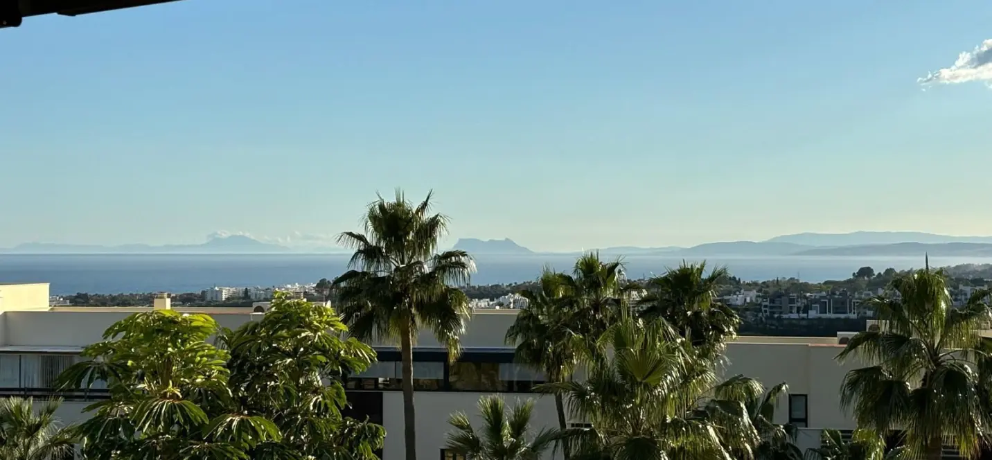 Venta de apartamento en planta media en Los Flamingos 1