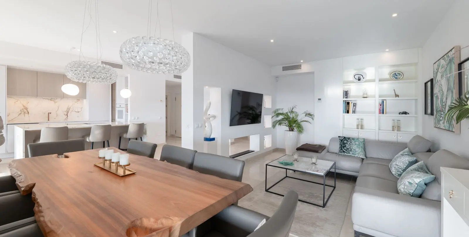 Venta de apartamento en planta media en Los Flamingos 5