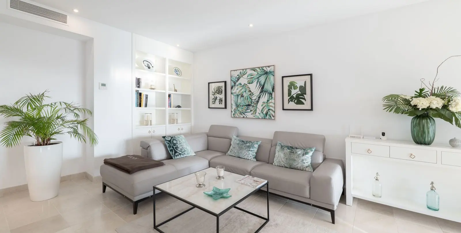 Venta de apartamento en planta media en Los Flamingos 16