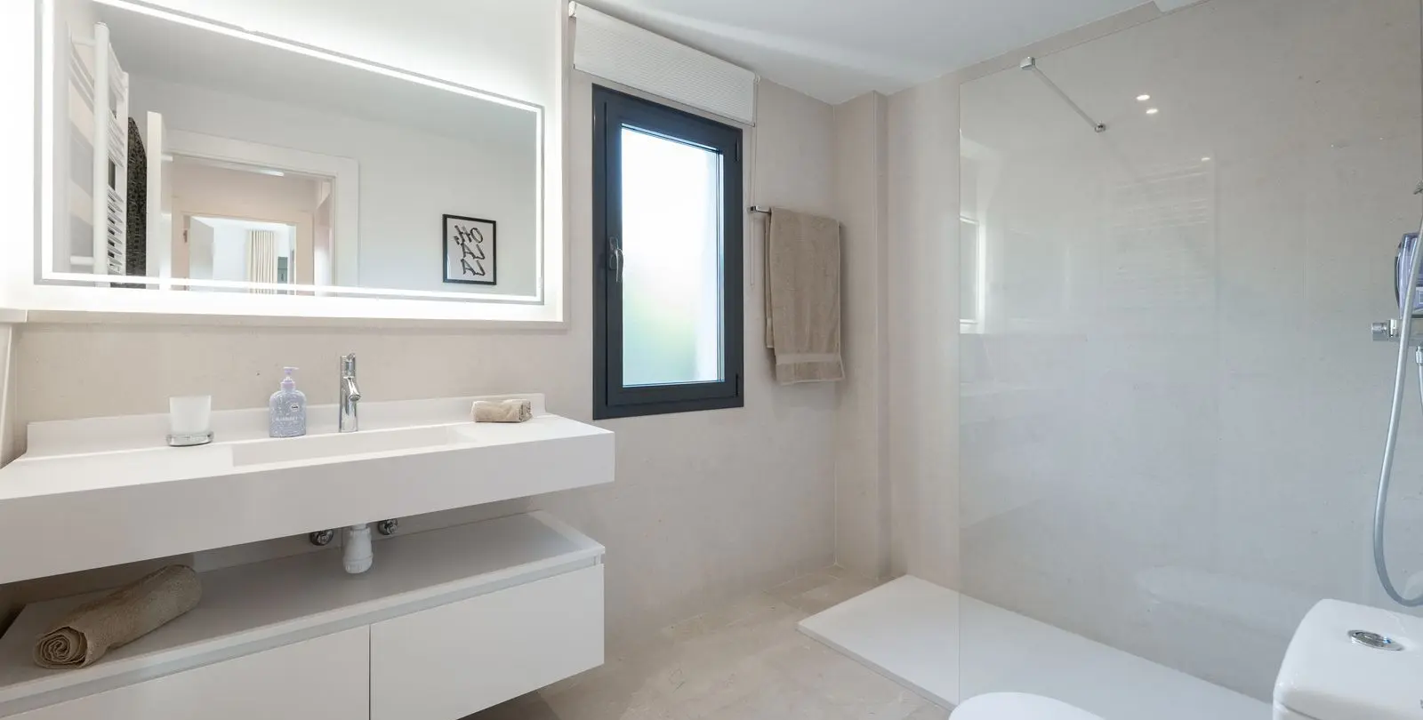 Venta de apartamento en planta media en Los Flamingos 25