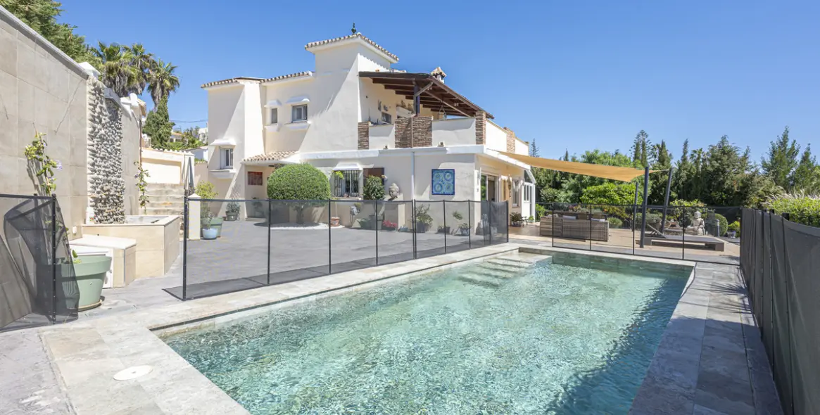 Продажа  отдельно стоящей виллы в Estepona 1