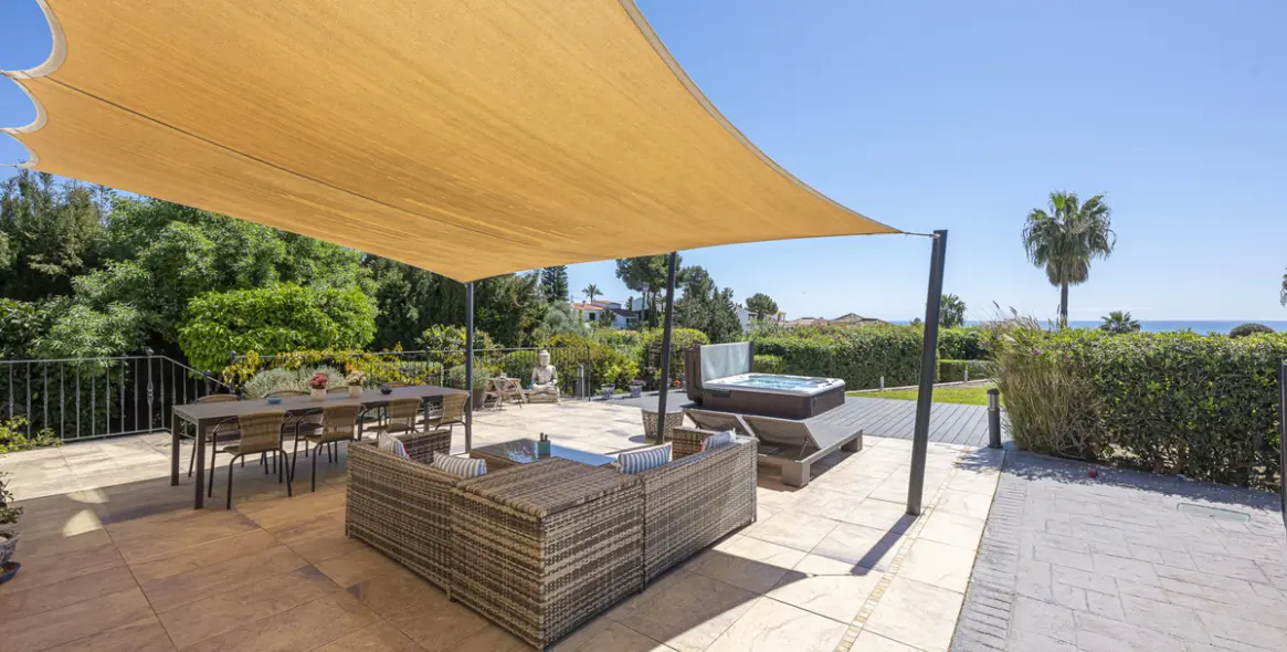 Продажа  отдельно стоящей виллы в Estepona 18