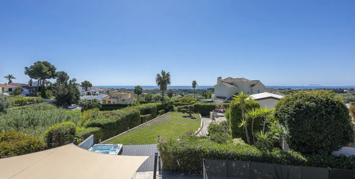 Продажа  отдельно стоящей виллы в Estepona 25