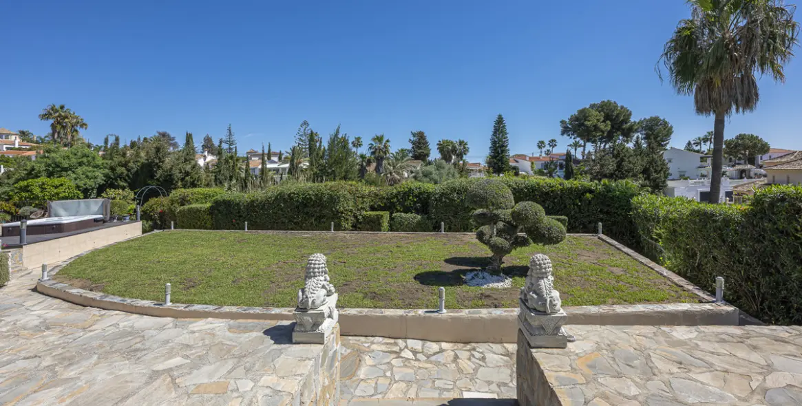 Продажа  отдельно стоящей виллы в Estepona 96