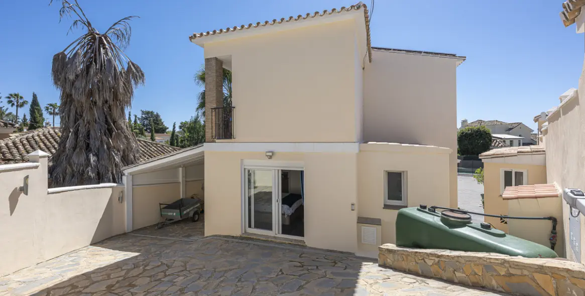 Продажа  отдельно стоящей виллы в Estepona 106