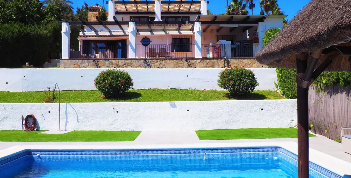 Продажа  отдельно стоящей виллы в Estepona 1
