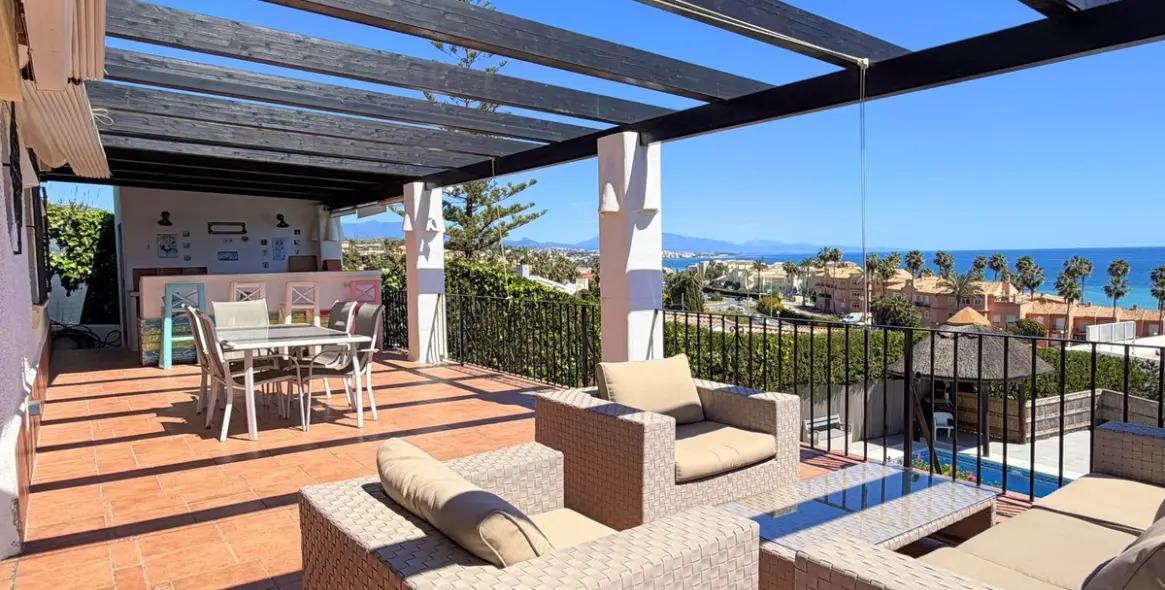 Продажа  отдельно стоящей виллы в Estepona 3